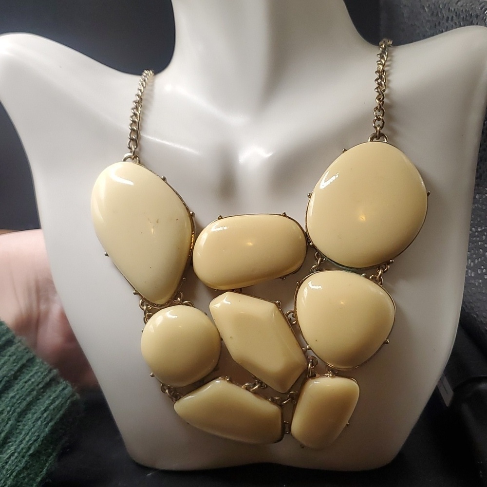 N1217 cream‎ eggshell statement necklace